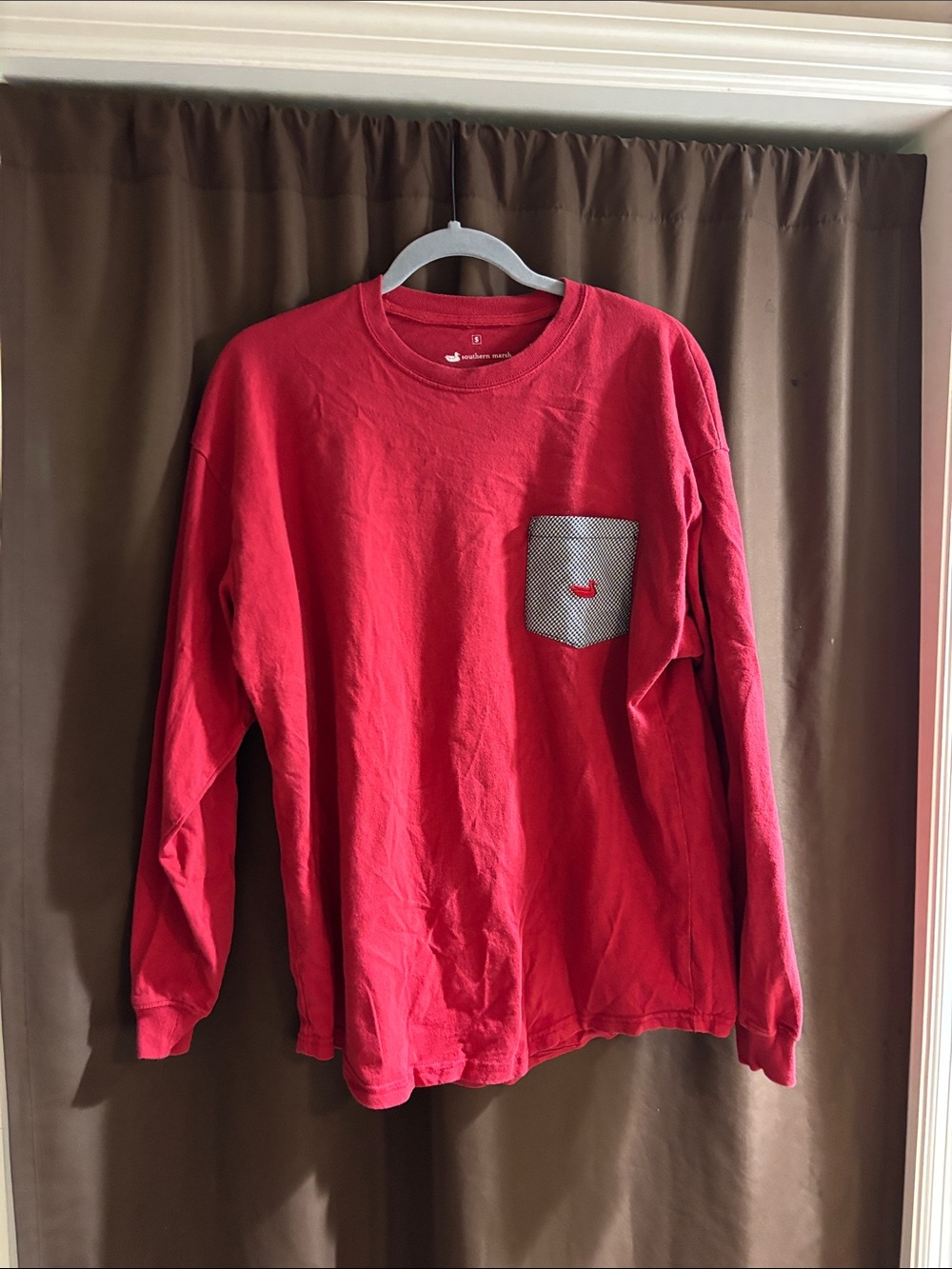 Southern Marsh Red Long Sleeve Pocket Tee with Houndstooth Pocket